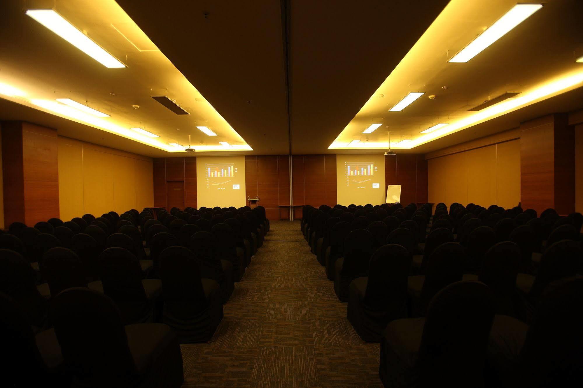 คีย์ ซีเล็ค ปิมปรี - บายเลม่อนทรีโฮเต็ล Hotel Pimpri-Chinchwad ภายนอก รูปภาพ